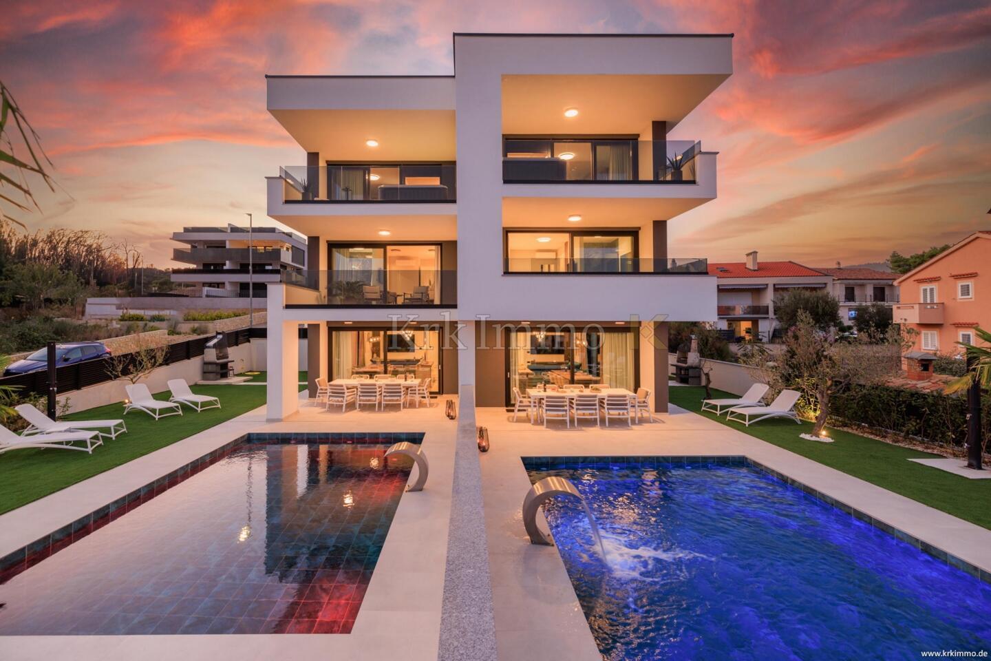 Novogradnja Krk: Luksuzna hiša dvojček z bazenom, savno, fitnesom in jacuzzijem! - Slika 2