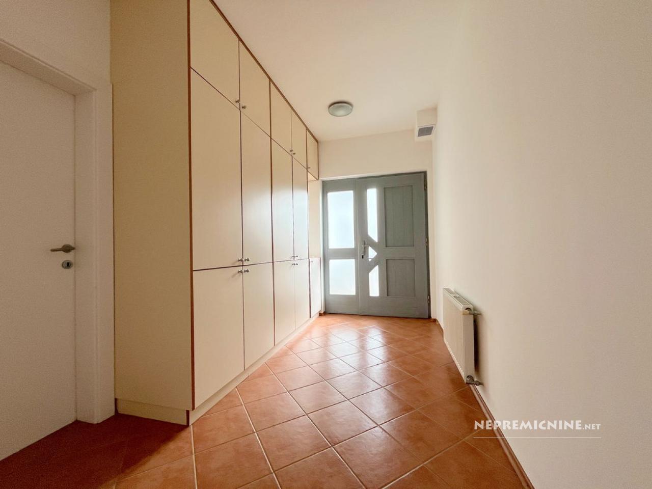 GMAJNICA, KOMENDA, 393 m2, samostojna, zgrajena l. 2001, adaptirana l. 2024, 933 m2 zemljišča, prostorna samostojna lesena hiša z veliko nadkrito teraso, - Slika 10