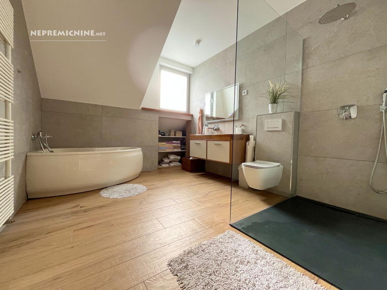 GMAJNICA, KOMENDA, 393 m2, samostojna, zgrajena l. 2001, adaptirana l. 2024, 933 m2 zemljišča, prostorna samostojna lesena hiša z veliko nadkrito teraso, - Slika 11