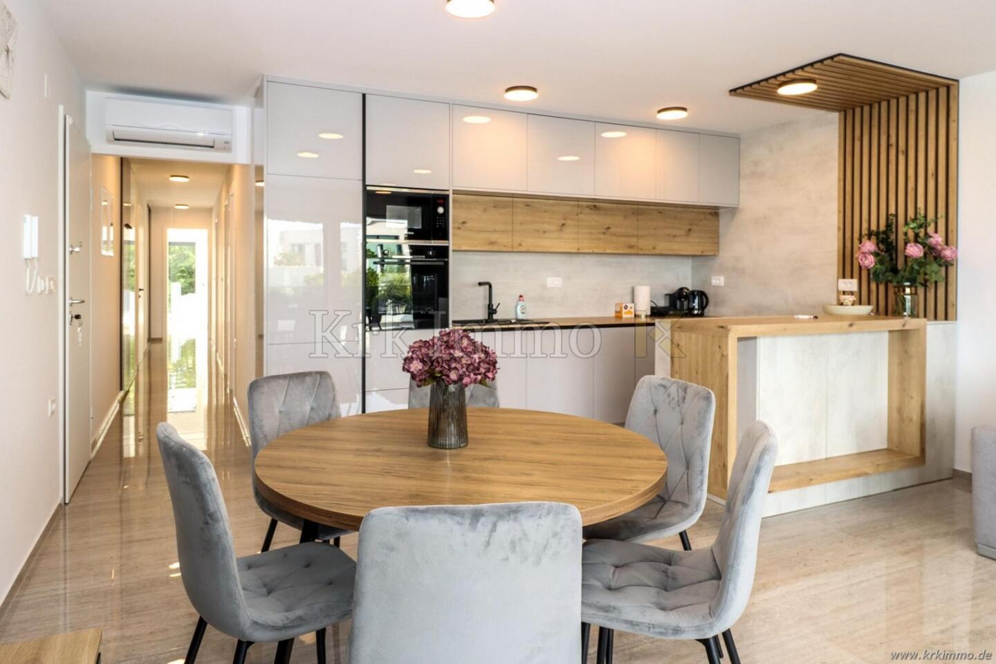 Moderno stanovanje z bazenom in pogledom na morje. KRKIMMO nepremičnine - Slika 9