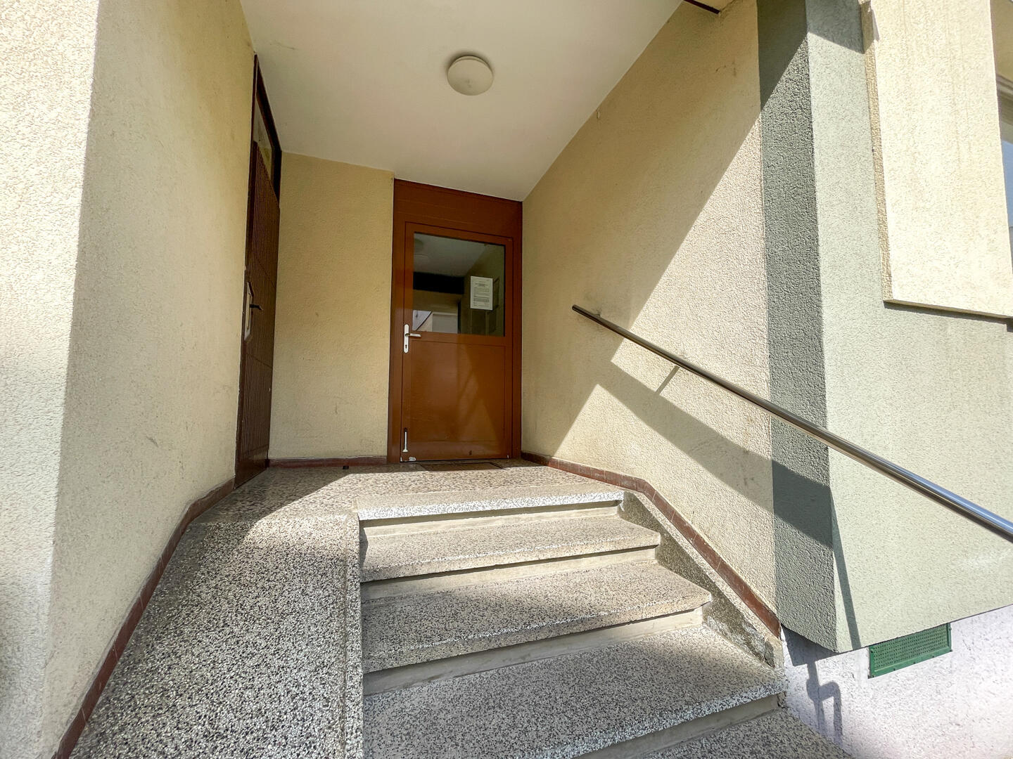 SVETLO 1-SOBNO Z DVIGALOM - Slika 8