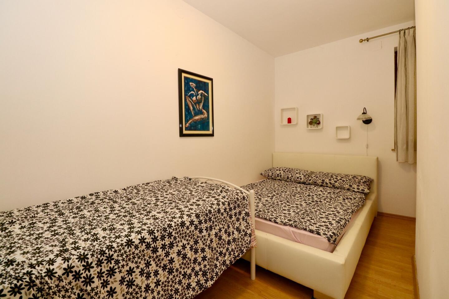 Apartma/Stanovanje Malinska. Pritličje. A003 - Slika 2