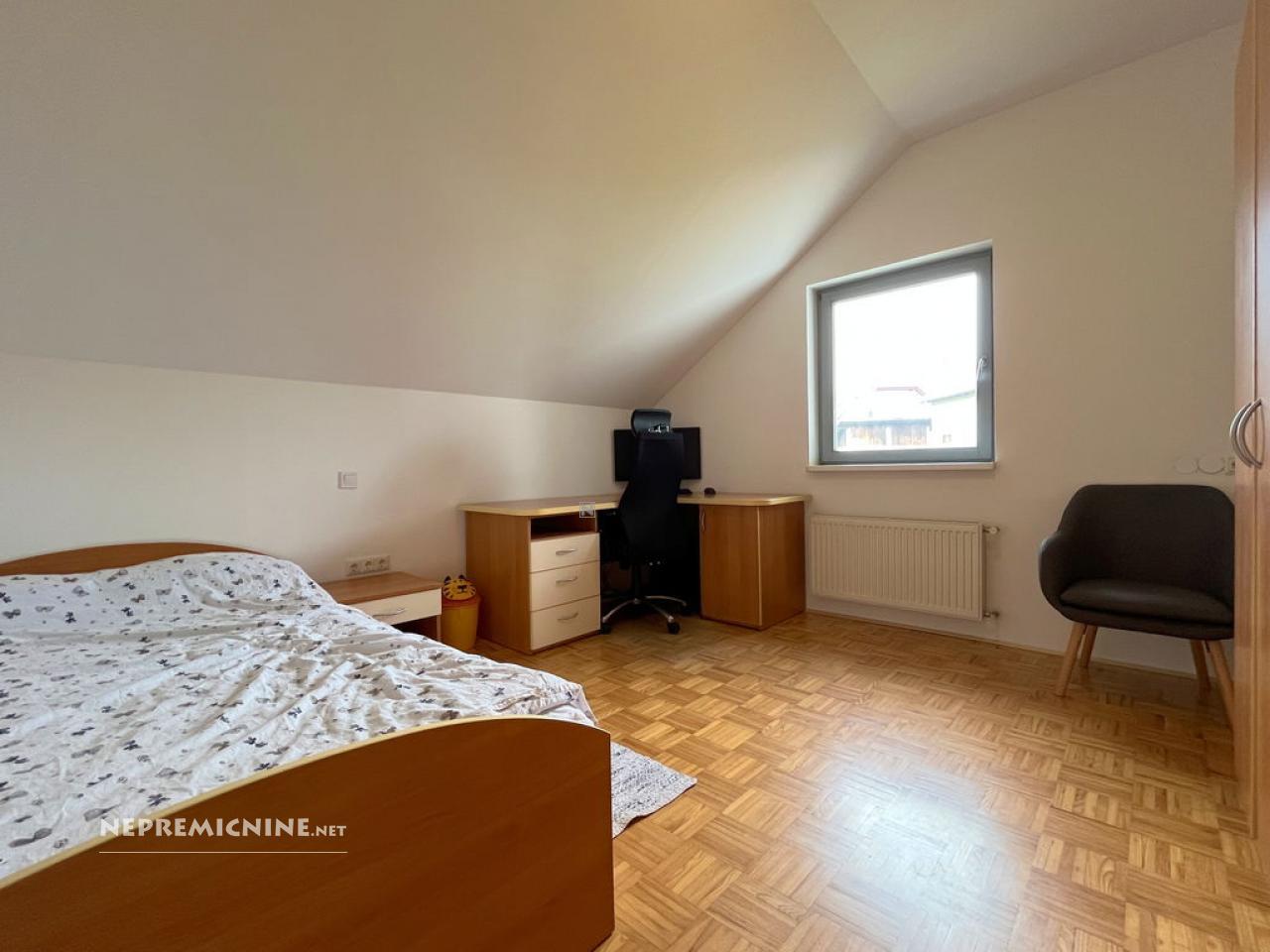 GMAJNICA, KOMENDA, 393 m2, samostojna, zgrajena l. 2001, adaptirana l. 2024, 933 m2 zemljišča, prostorna samostojna lesena hiša z veliko nadkrito teraso, - Slika 9