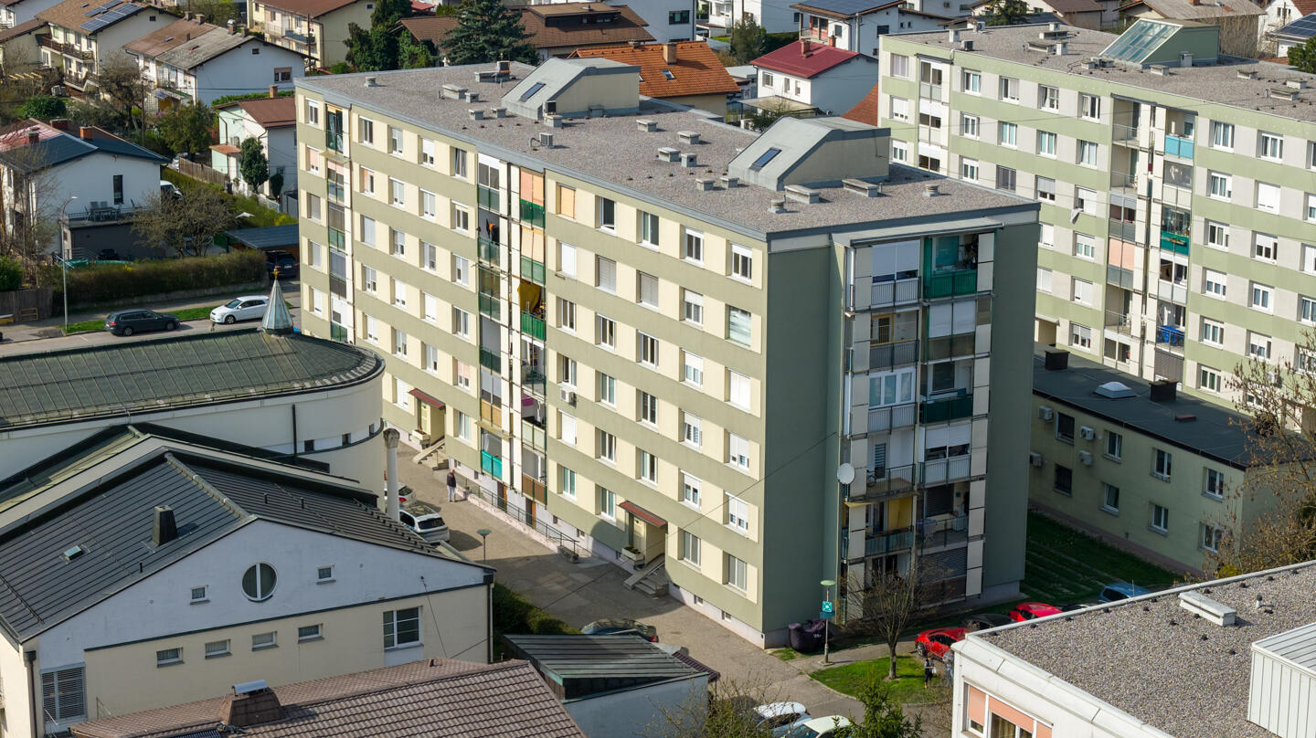 SVETLO 1-SOBNO Z DVIGALOM - Slika 7