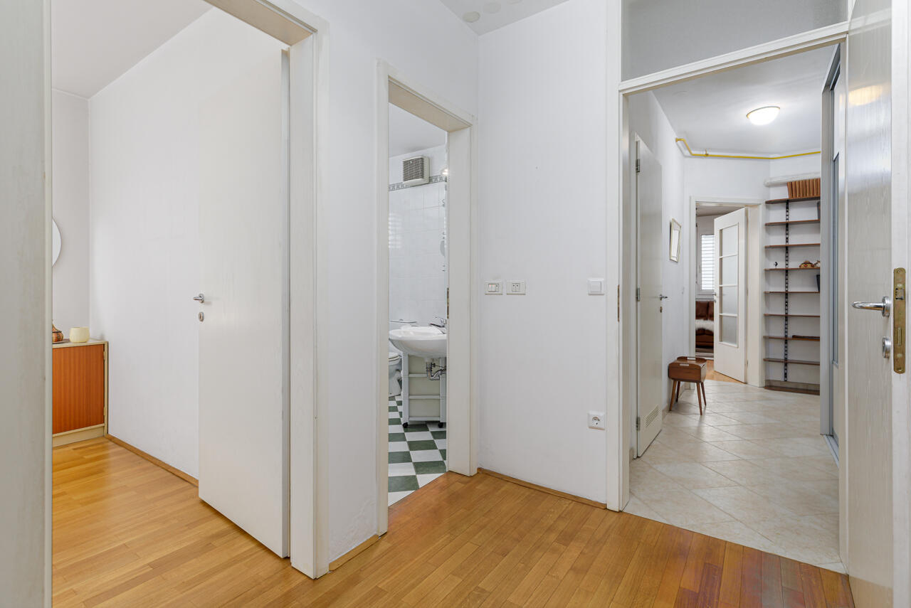 IZJEMNA PRILOŽNOST – PROSTORNO 2,5 SOBNO STANOVANJE Z GARAŽO NA NOVIH POLJANAH - Slika 54