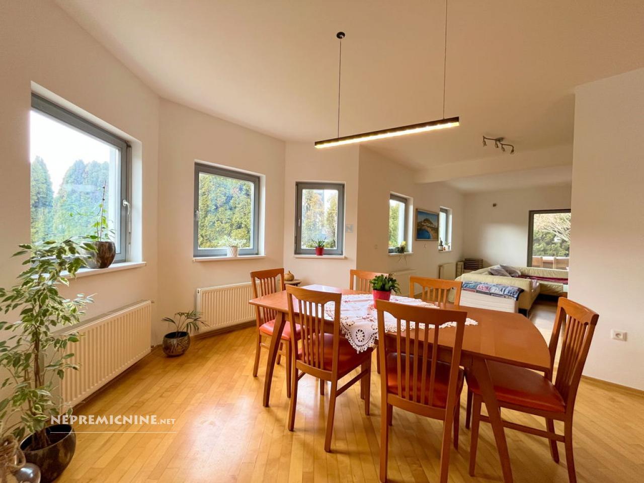 GMAJNICA, KOMENDA, 393 m2, samostojna, zgrajena l. 2001, adaptirana l. 2024, 933 m2 zemljišča, prostorna samostojna lesena hiša z veliko nadkrito teraso, - Slika 4