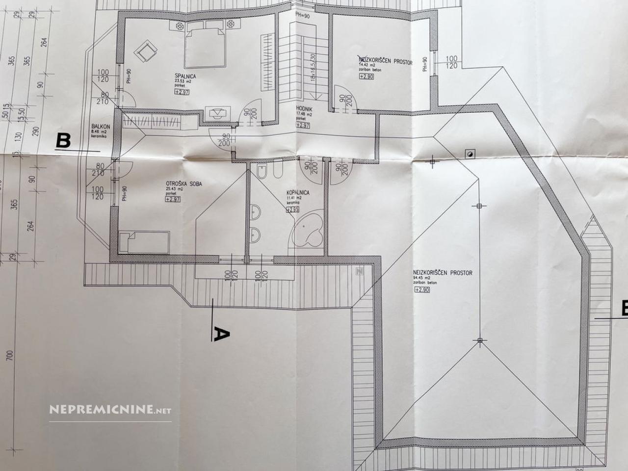 GMAJNICA, KOMENDA, 393 m2, samostojna, zgrajena l. 2001, adaptirana l. 2024, 933 m2 zemljišča, prostorna samostojna lesena hiša z veliko nadkrito teraso, - Slika 6