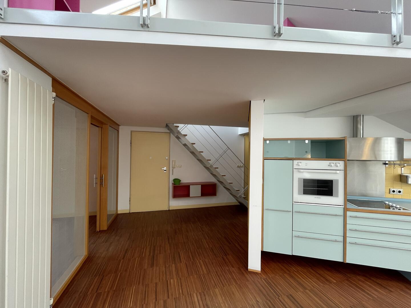 Svetla mansarda s 17 strešnimi okni, galerijo in parkirnim mestom - Slika 4