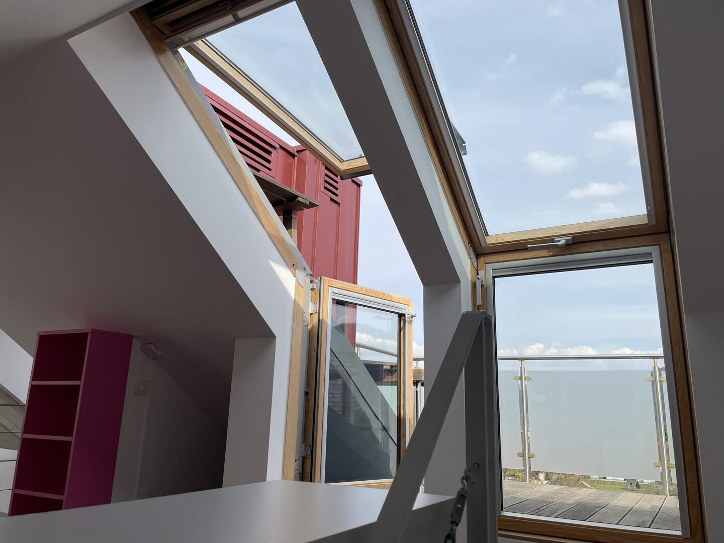 Svetla mansarda s 17 strešnimi okni, galerijo in parkirnim mestom - Slika 2