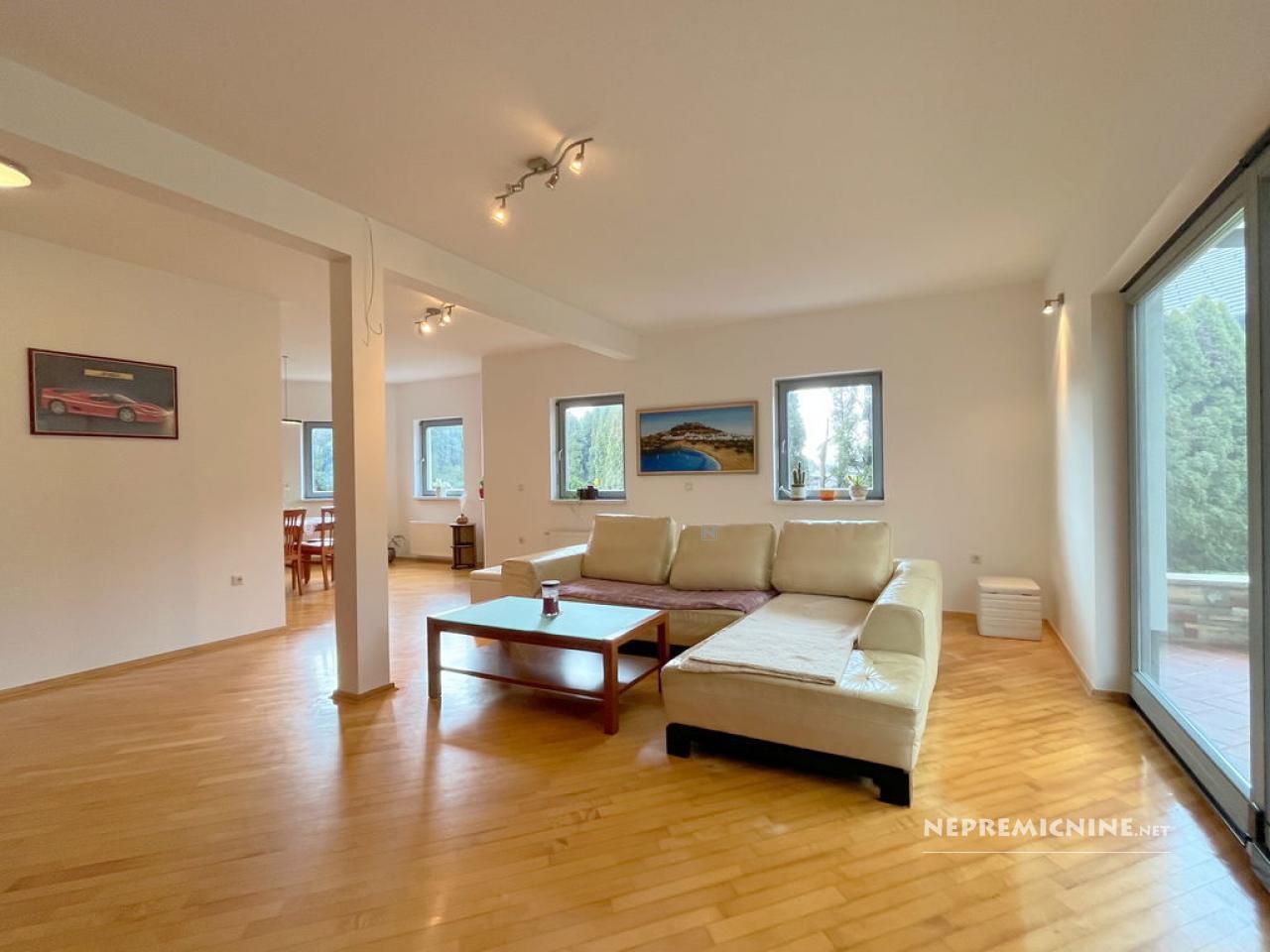 GMAJNICA, KOMENDA, 393 m2, samostojna, zgrajena l. 2001, adaptirana l. 2024, 933 m2 zemljišča, prostorna samostojna lesena hiša z veliko nadkrito teraso, - Slika 12