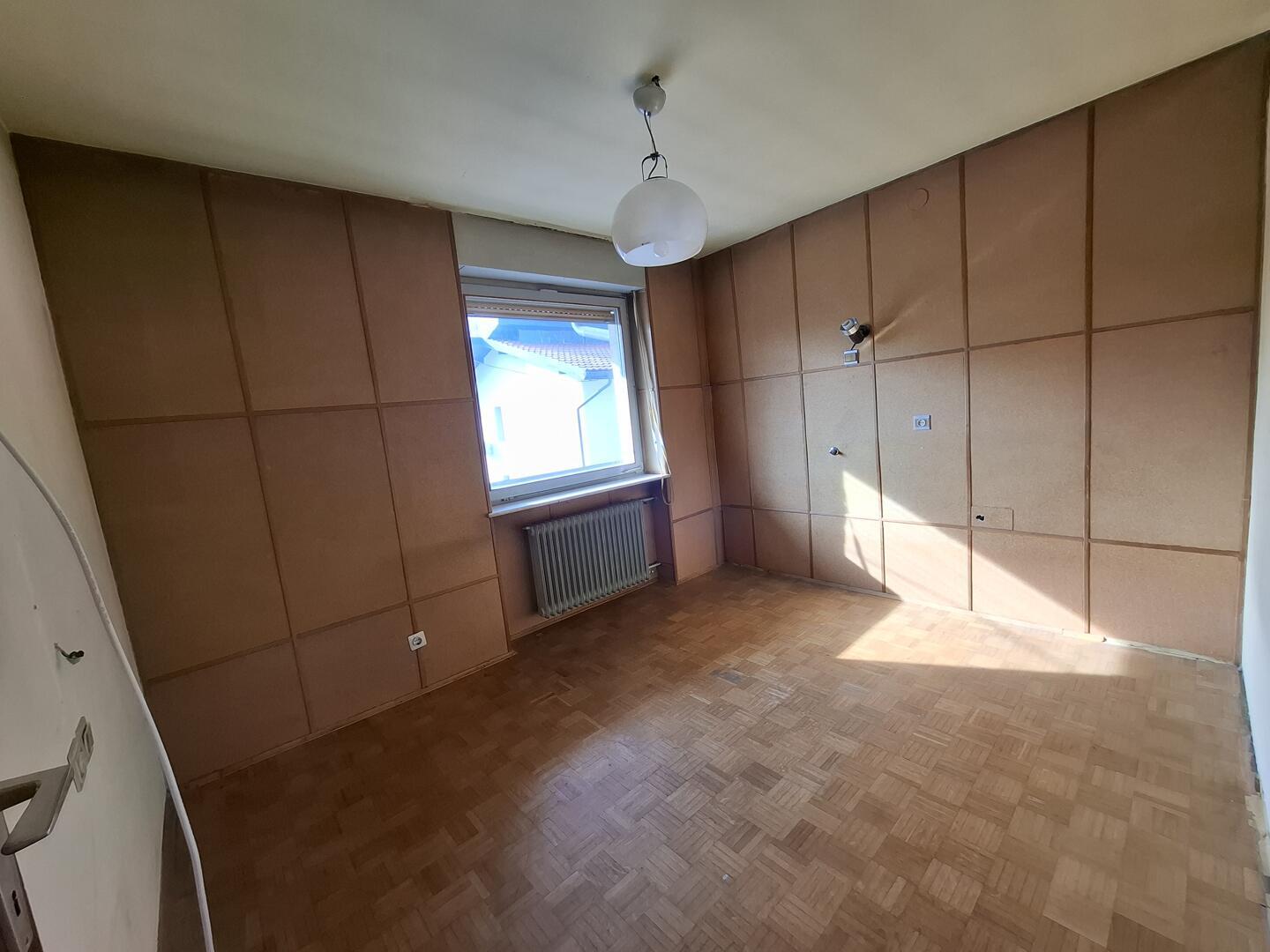 LJ, Novo Polje -hiša z vrtom, teraso in garažo v mirnem okolišu-izjemen potencial in takoj vseljivo - Slika 8