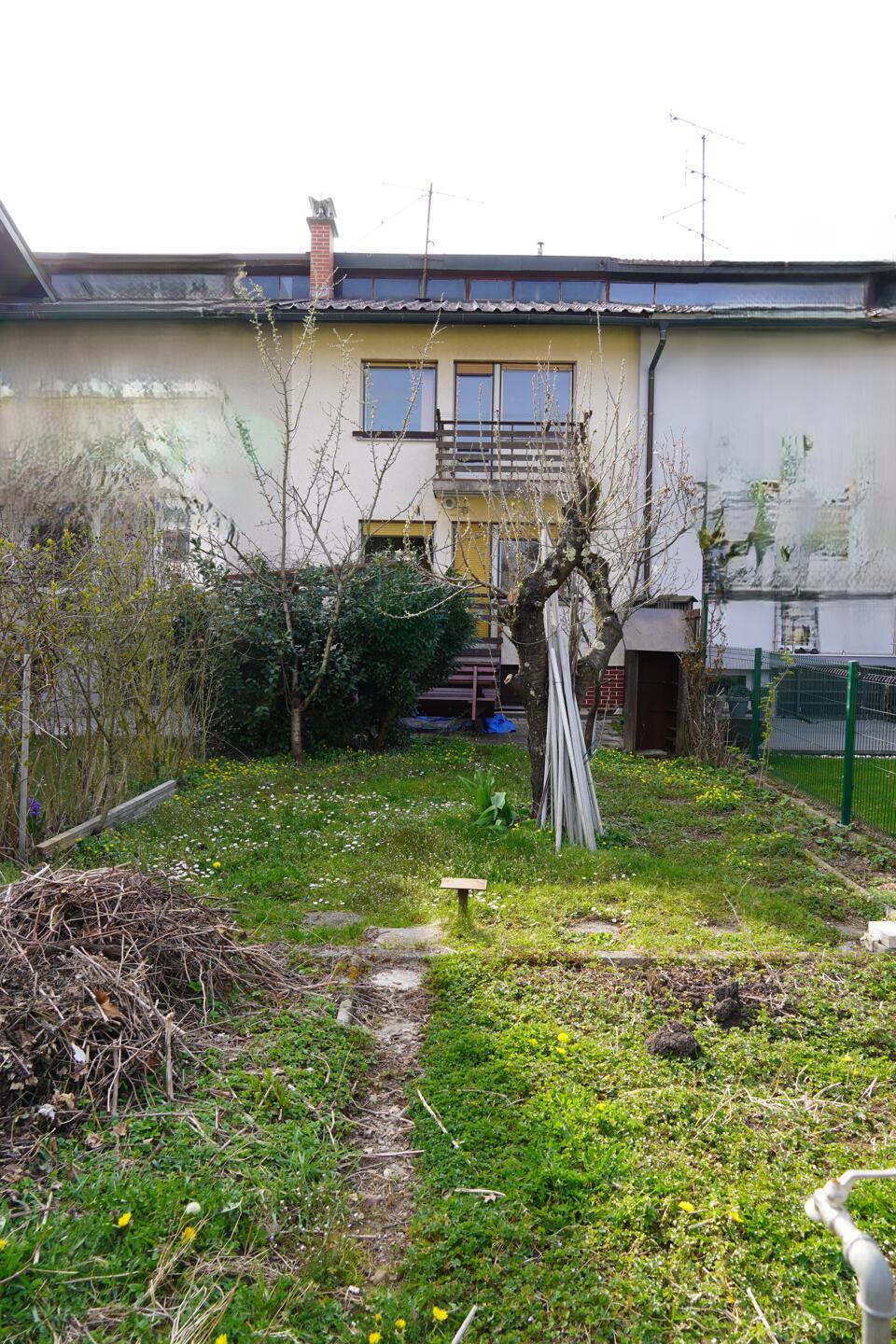 LJ, Novo Polje -hiša z vrtom, teraso in garažo v mirnem okolišu-izjemen potencial in takoj vseljivo - Slika 19