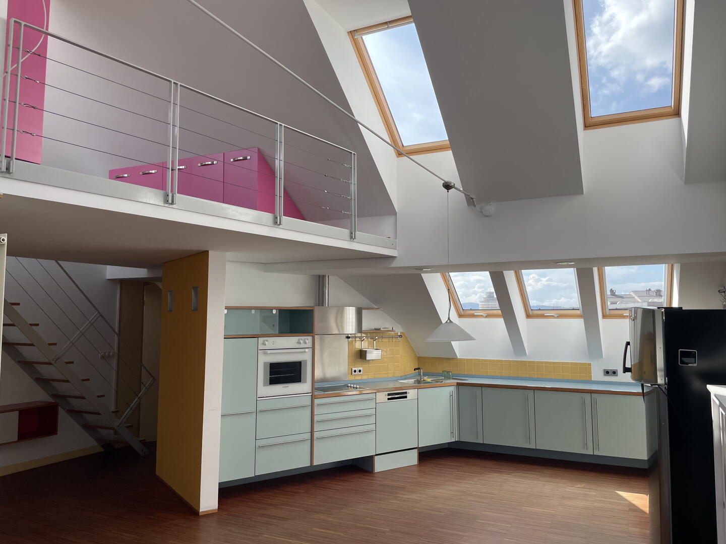 Svetla mansarda s 17 strešnimi okni, galerijo in parkirnim mestom - Slika 1