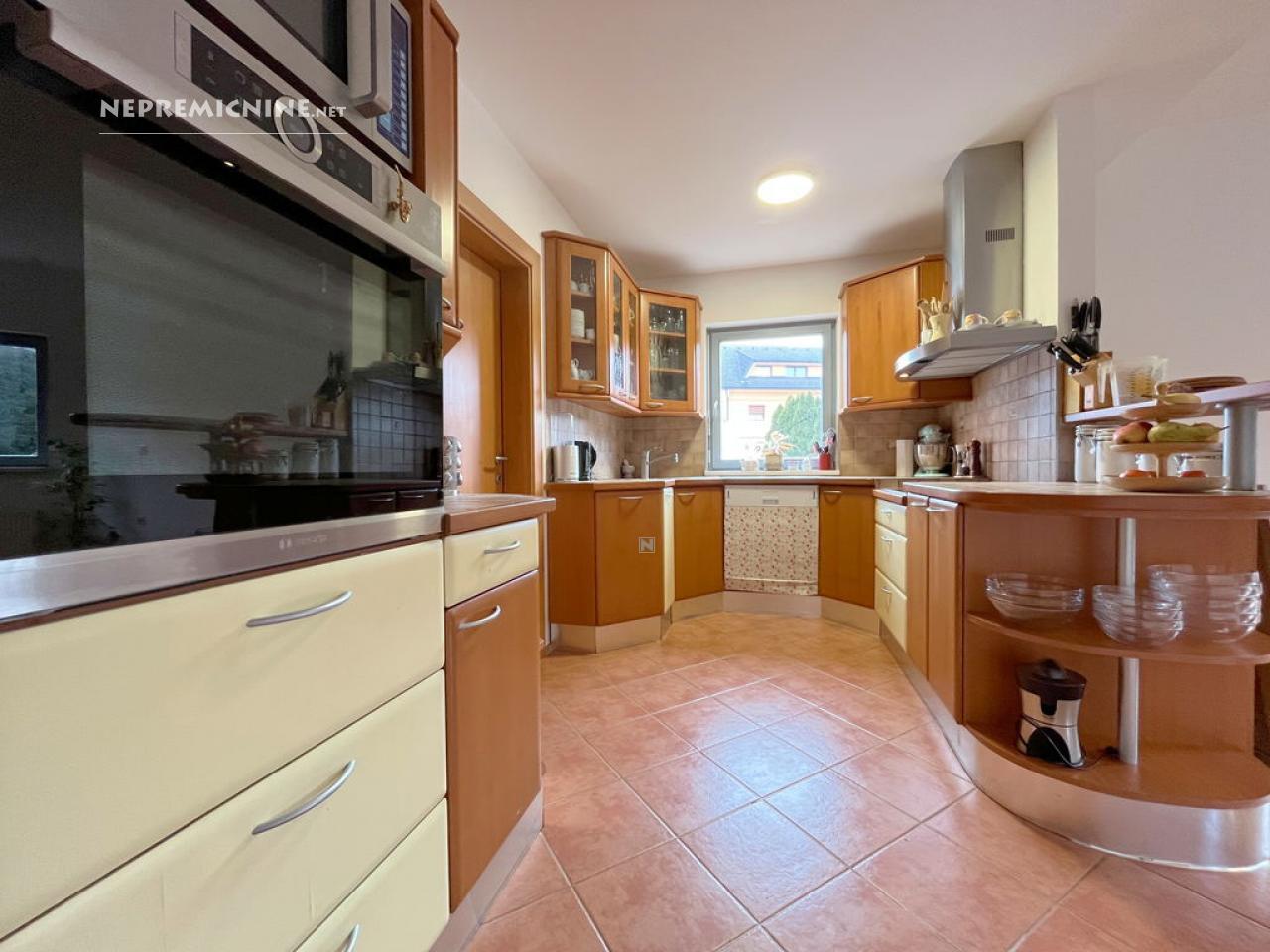 GMAJNICA, KOMENDA, 393 m2, samostojna, zgrajena l. 2001, adaptirana l. 2024, 933 m2 zemljišča, prostorna samostojna lesena hiša z veliko nadkrito teraso, - Slika 7