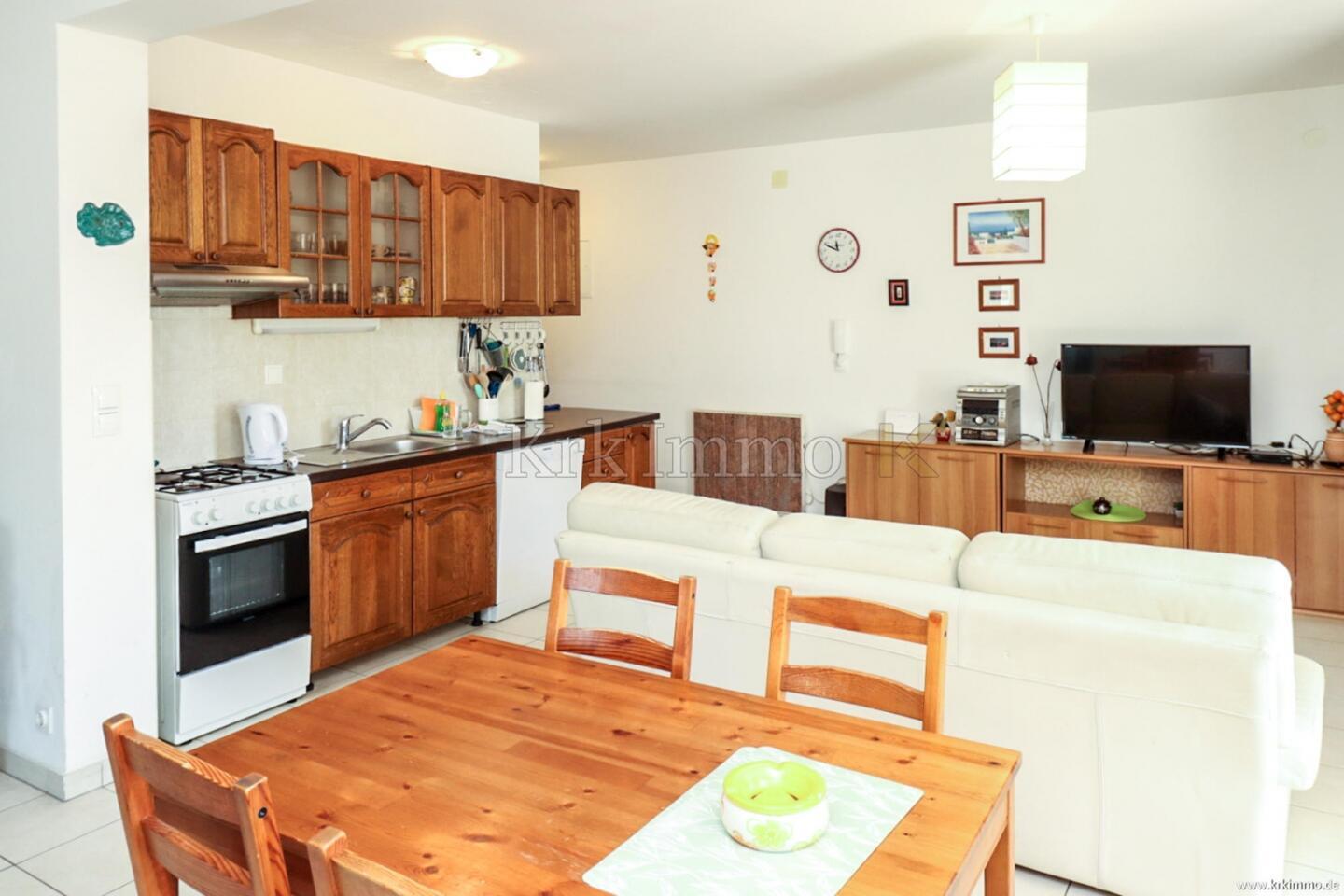 Krk: Opremljeno stanovanje v pritličju z vrtom - Slika 5