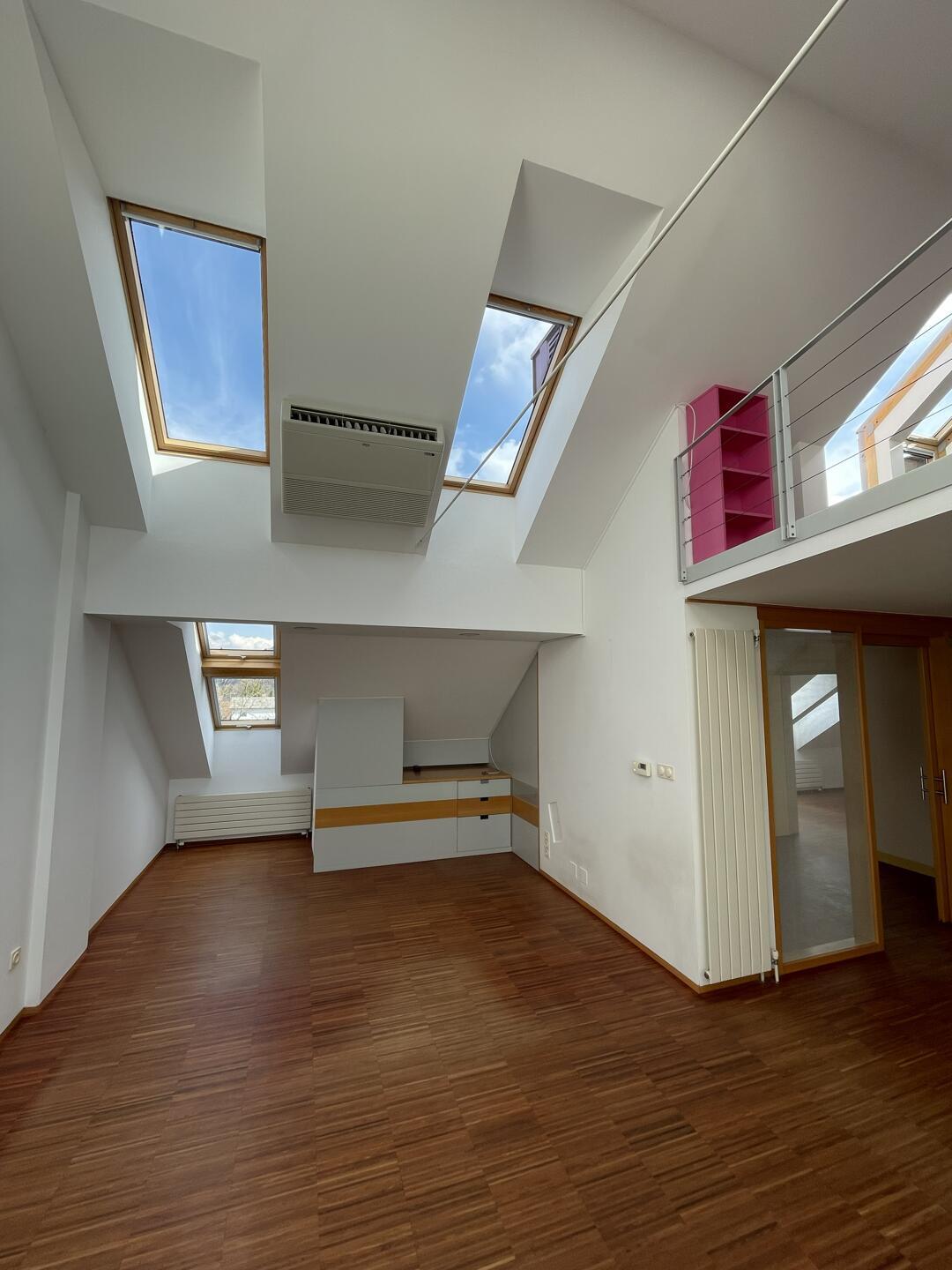 Svetla mansarda s 17 strešnimi okni, galerijo in parkirnim mestom - Slika 5