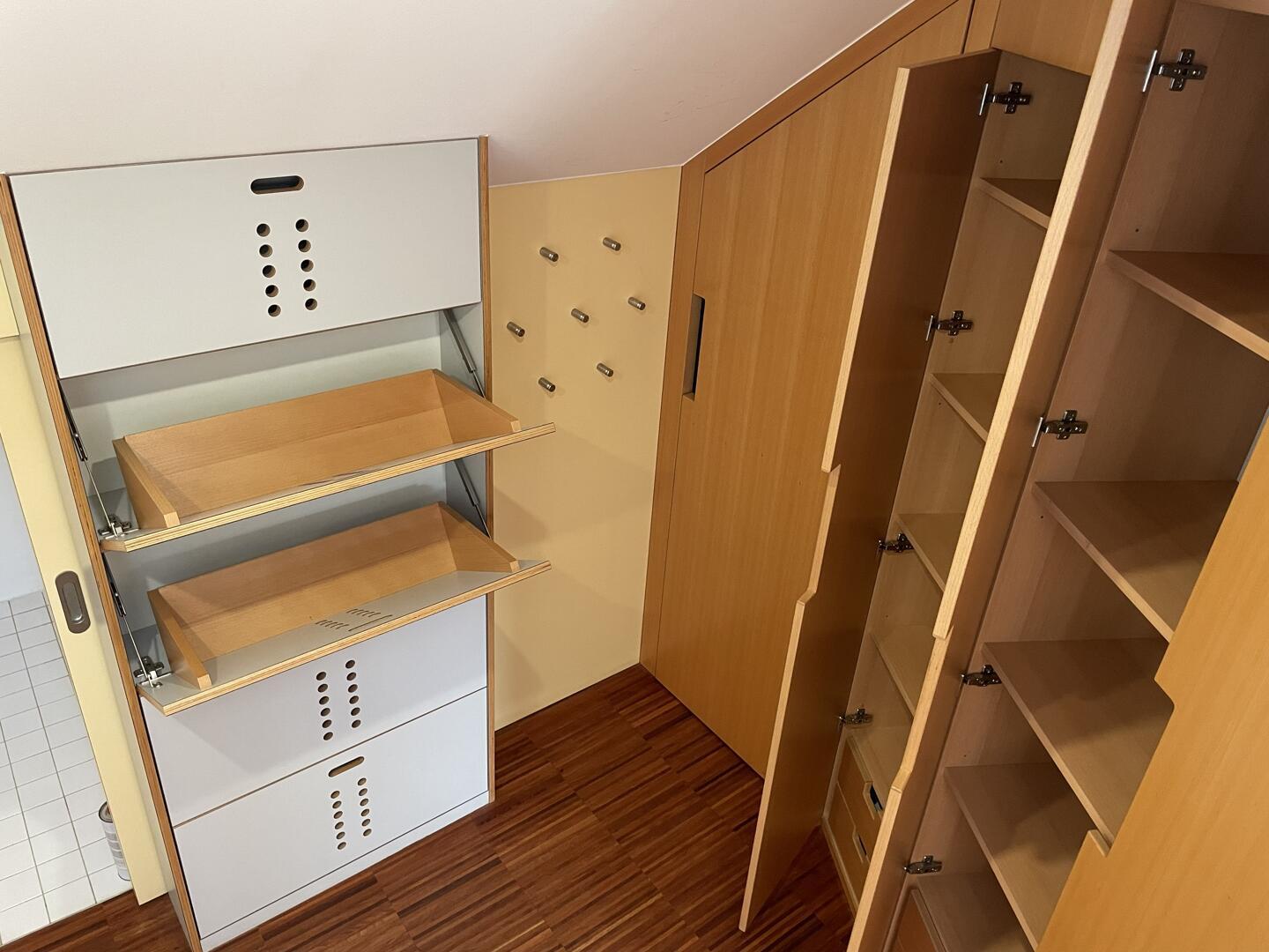 Svetla mansarda s 17 strešnimi okni, galerijo in parkirnim mestom - Slika 11