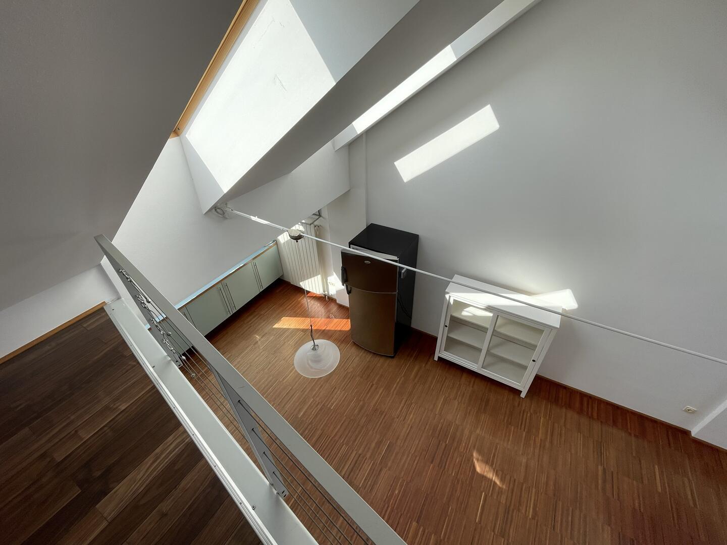 Svetla mansarda s 17 strešnimi okni, galerijo in parkirnim mestom - Slika 7