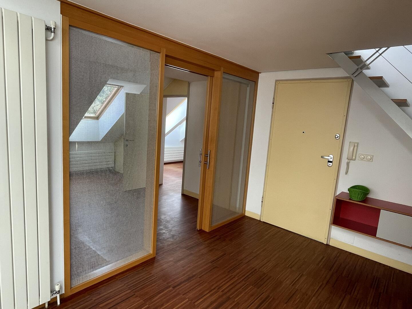 Svetla mansarda s 17 strešnimi okni, galerijo in parkirnim mestom - Slika 8