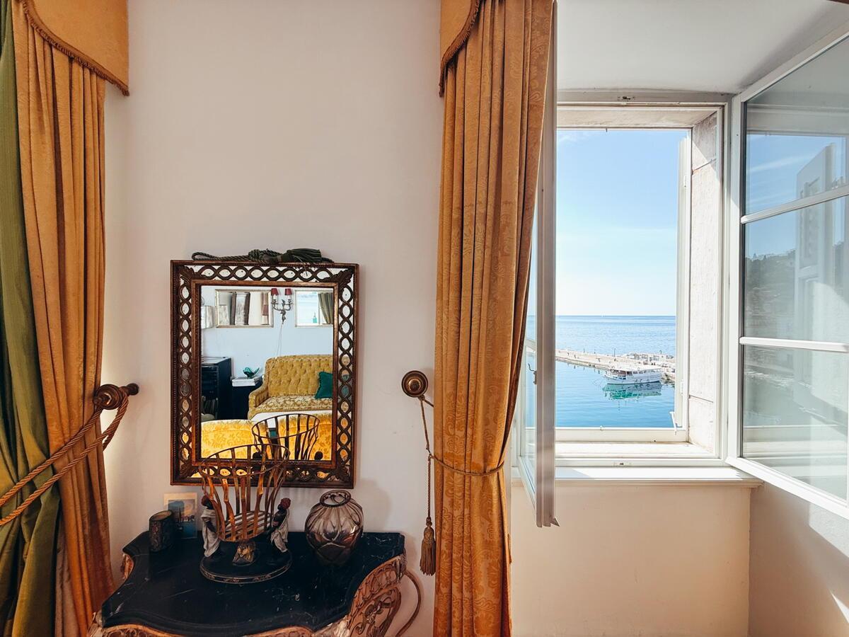 EKSKLUZIVNO STANOVANJE V ZGODOVINSKI PALAČI – PRVA VRSTA OB MORJU, PIRAN - Slika 1