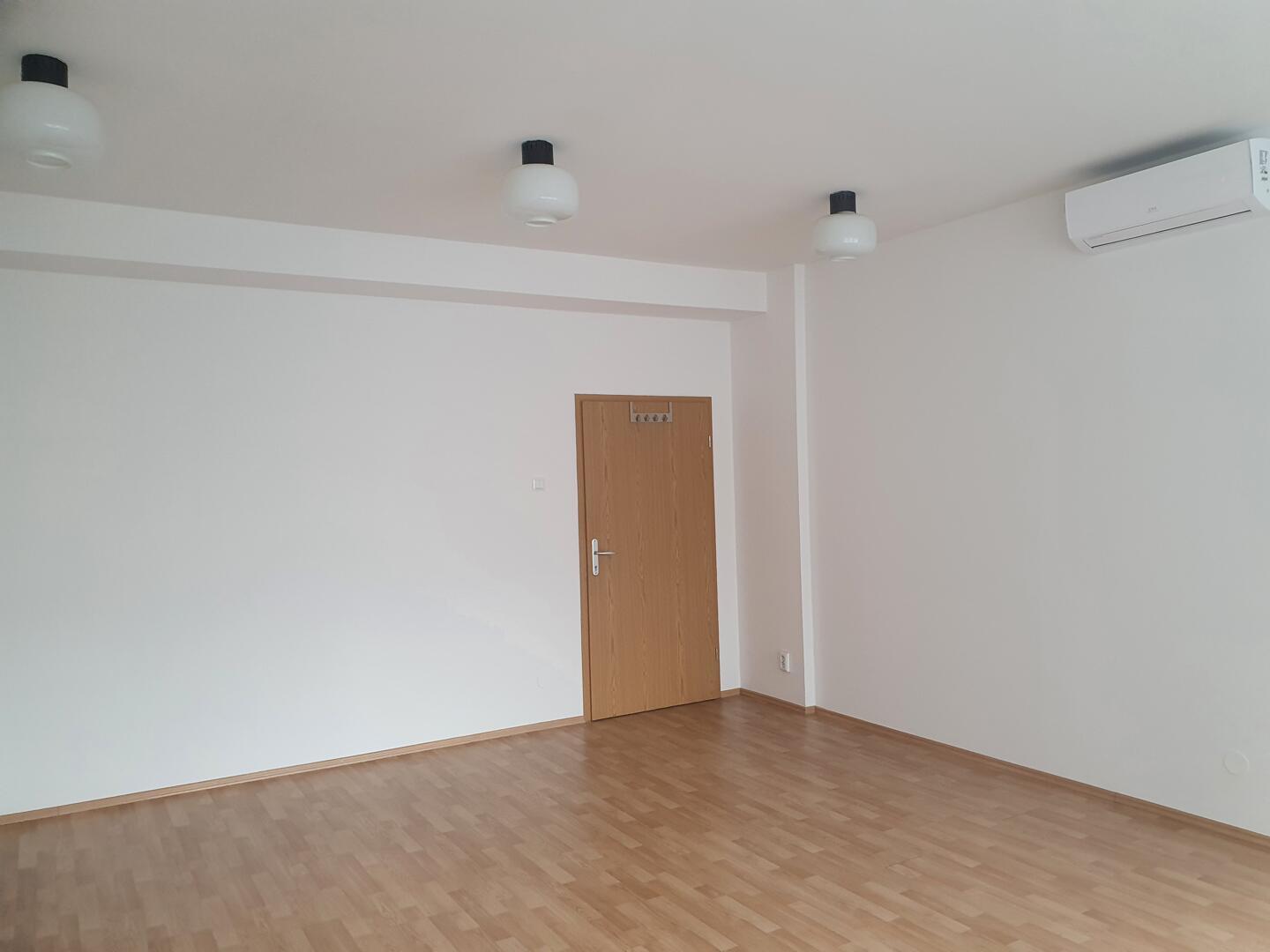LJ. CENTER, 1000, KOLODVORSKA 7, 27,38 m2, pisarna, zgrajena l. 1970, adaptirana l. 2021, 2. nad., Na odlični lokaciji blizu RTV Slovenija oddamo poslovni prostor 27.38 m2, v 2. nadstropju poslovne stavbe primeren za pisarniško dejavnost oziroma mirno sto - Slika 2