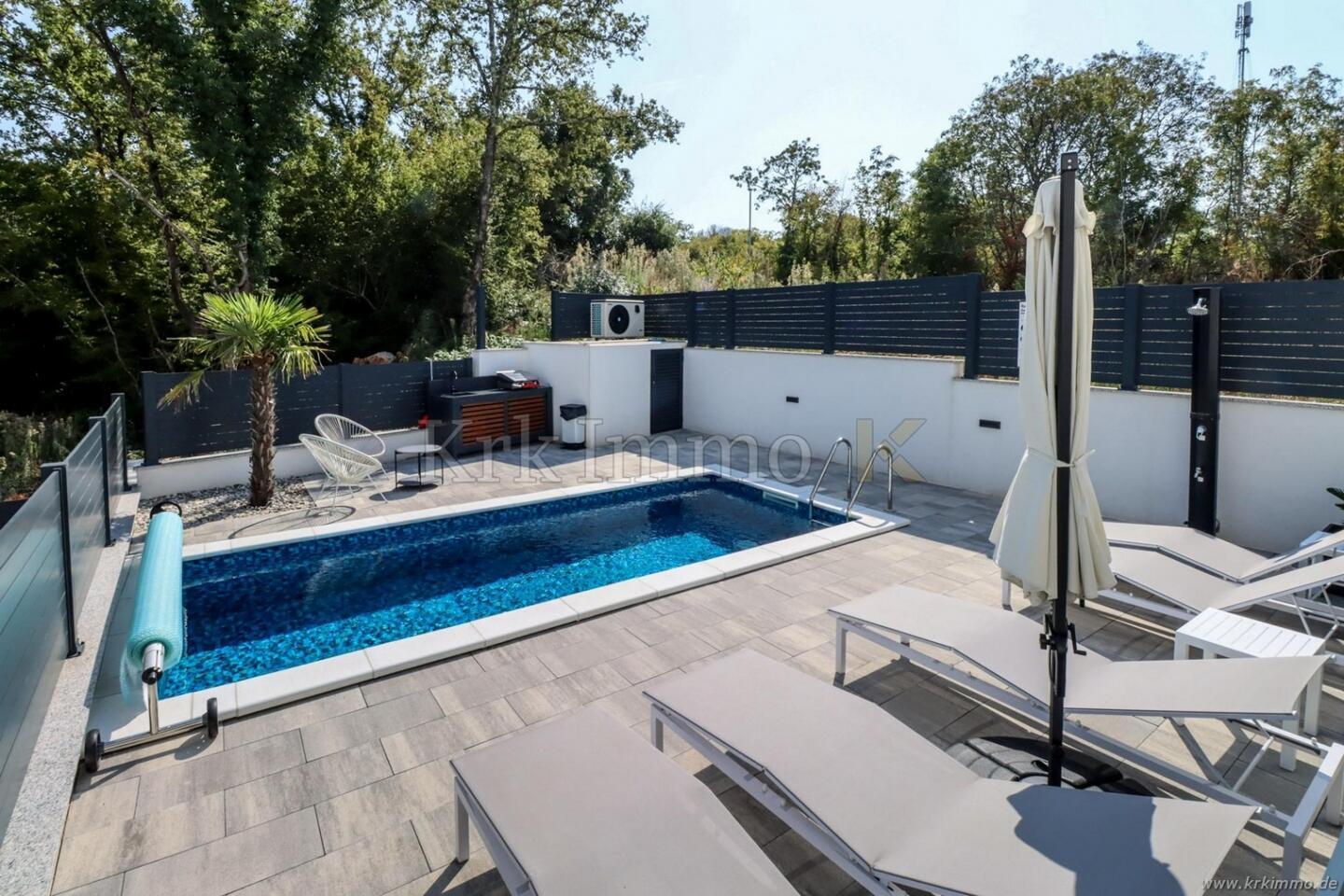 Moderno stanovanje z bazenom in pogledom na morje. KRKIMMO nepremičnine - Slika 13