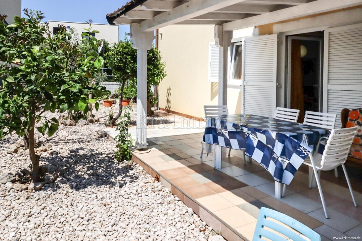 Krk: Opremljeno stanovanje v pritličju z vrtom - Slika 1