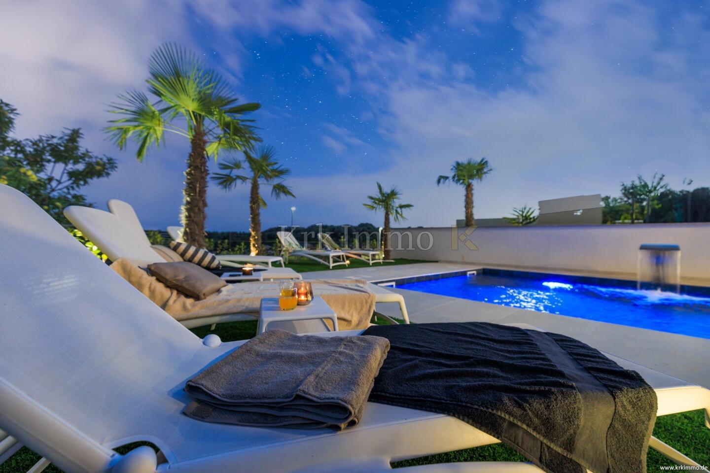 Novogradnja Krk: Luksuzna hiša dvojček z bazenom, savno, fitnesom in jacuzzijem! - Slika 1