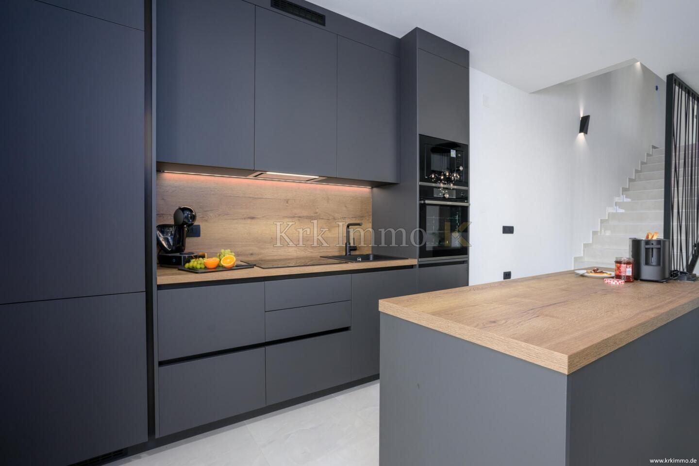 Novogradnja Krk: Luksuzna hiša dvojček z bazenom, savno, fitnesom in jacuzzijem! - Slika 7