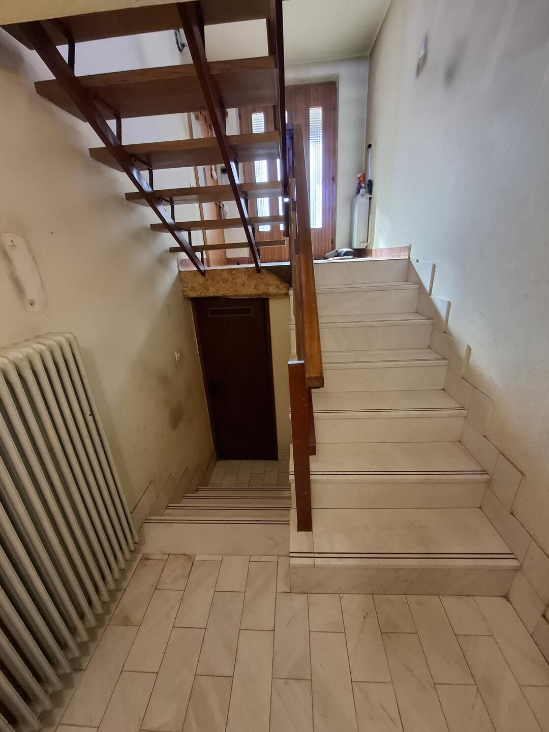 LJ, Novo Polje -hiša z vrtom, teraso in garažo v mirnem okolišu-izjemen potencial in takoj vseljivo - Slika 13