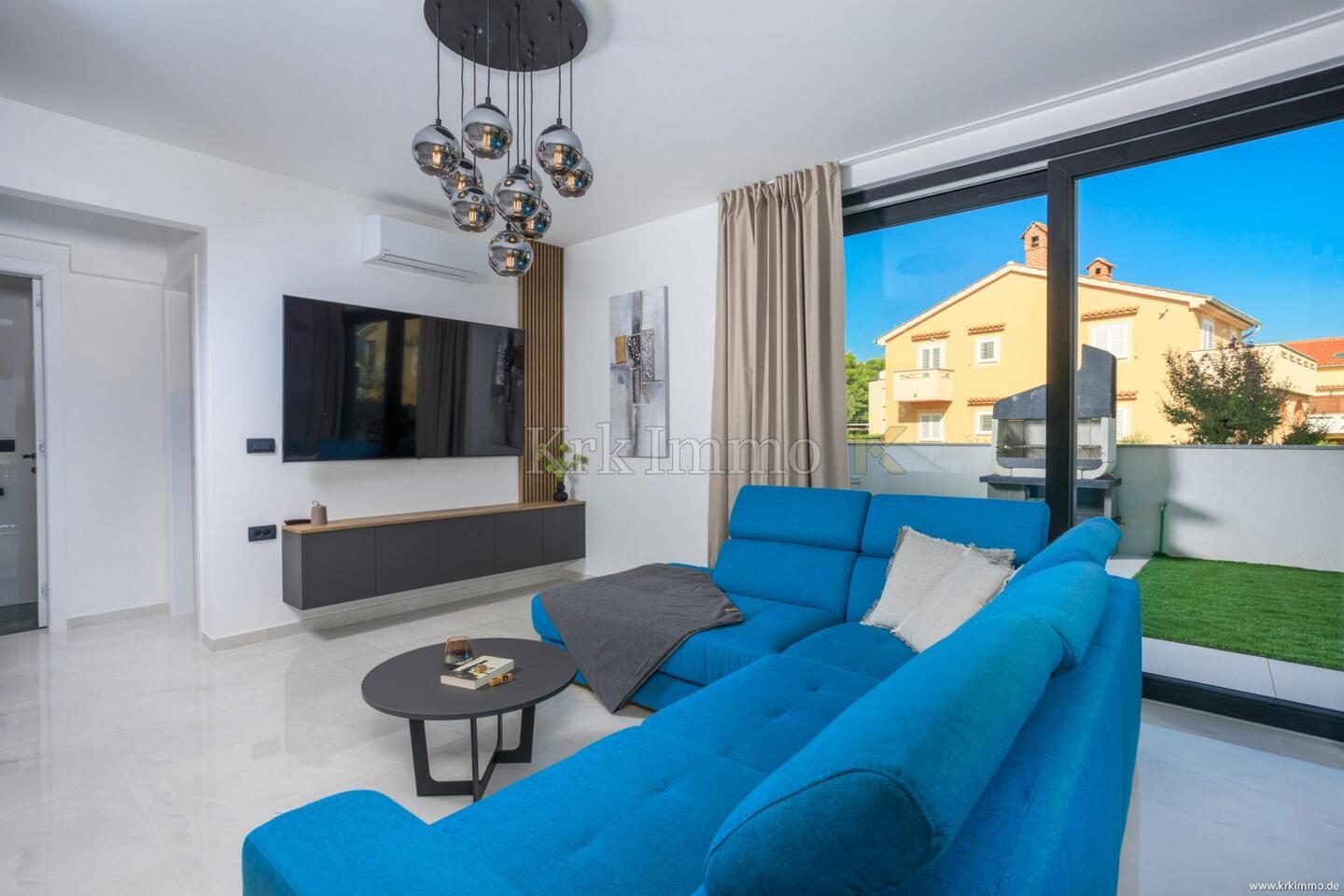 Novogradnja Krk: Luksuzna hiša dvojček z bazenom, savno, fitnesom in jacuzzijem! - Slika 9