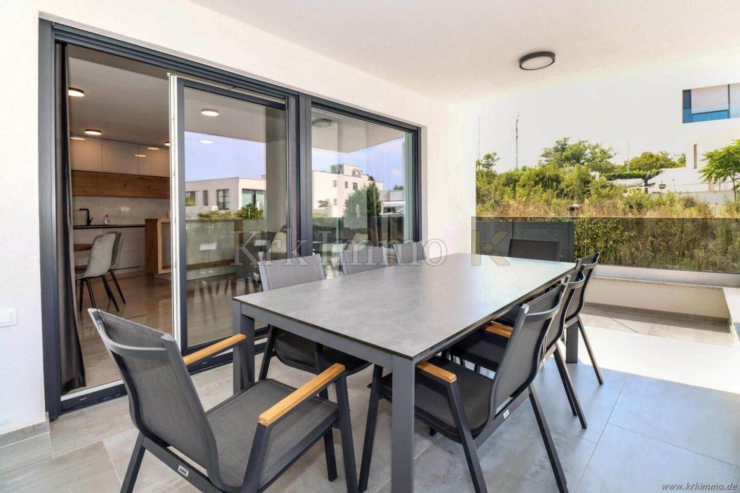 Moderno stanovanje z bazenom in pogledom na morje. KRKIMMO nepremičnine - Slika 18