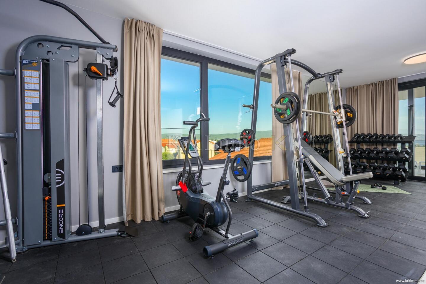 Novogradnja Krk: Luksuzna hiša dvojček z bazenom, savno, fitnesom in jacuzzijem! - Slika 10