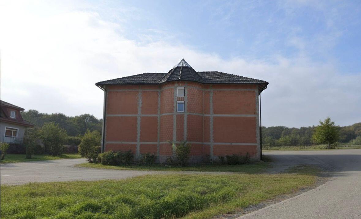 Prodaja prostorne hiše z velikim zemljiščem v kraju Sveti Jurij (Rogašovci) - Slika 1