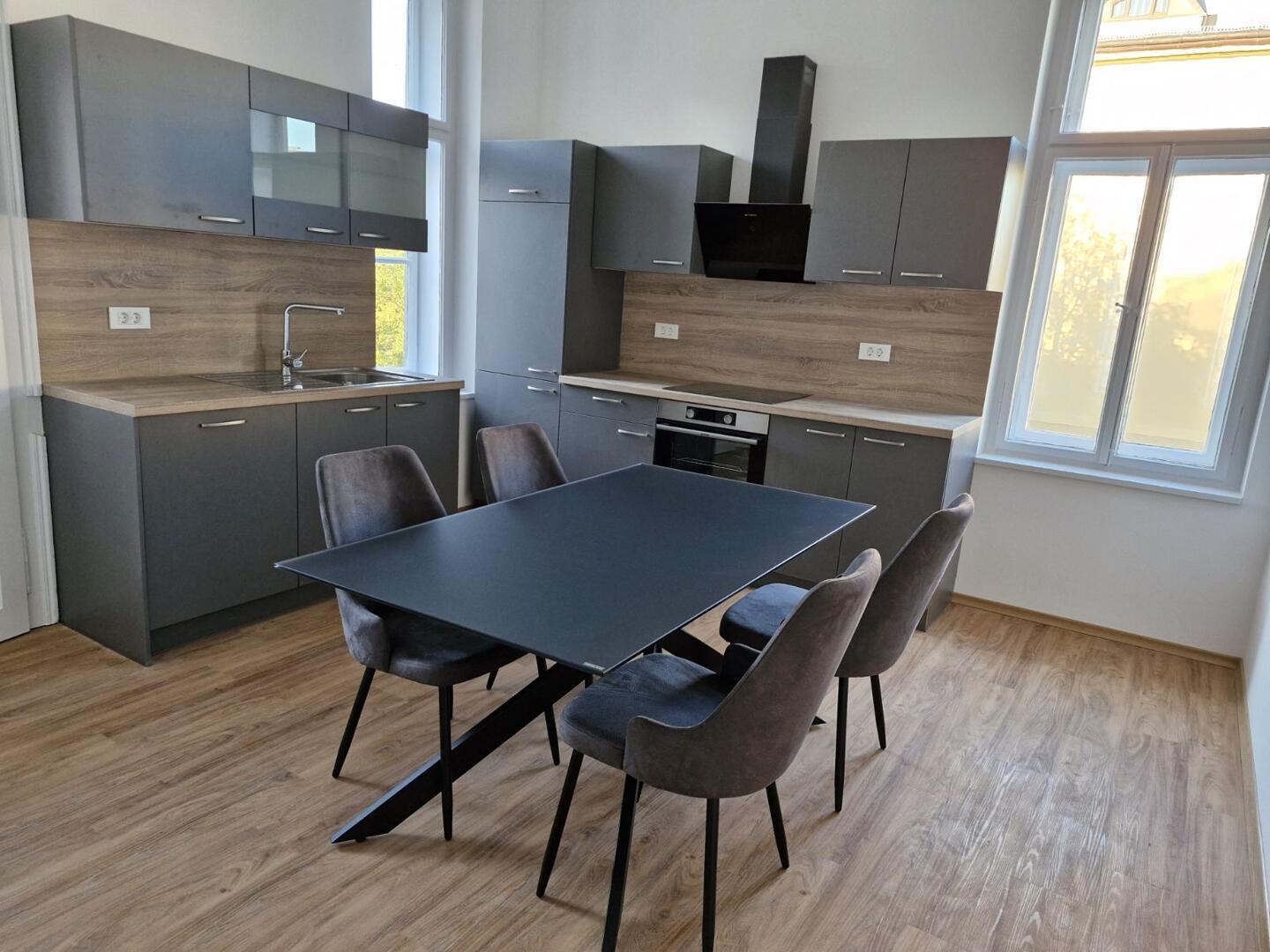 PRENOVLJENO MEŠČANSKO STANOVANJE | 100 m² | CENTER CELJA | BALKON - Slika 3