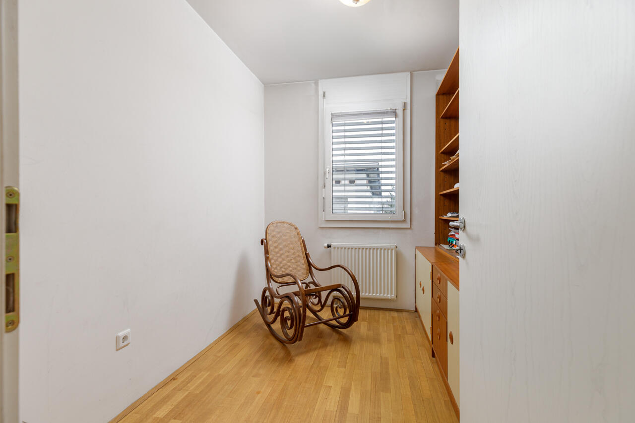 IZJEMNA PRILOŽNOST – PROSTORNO 2,5 SOBNO STANOVANJE Z GARAŽO NA NOVIH POLJANAH - Slika 44