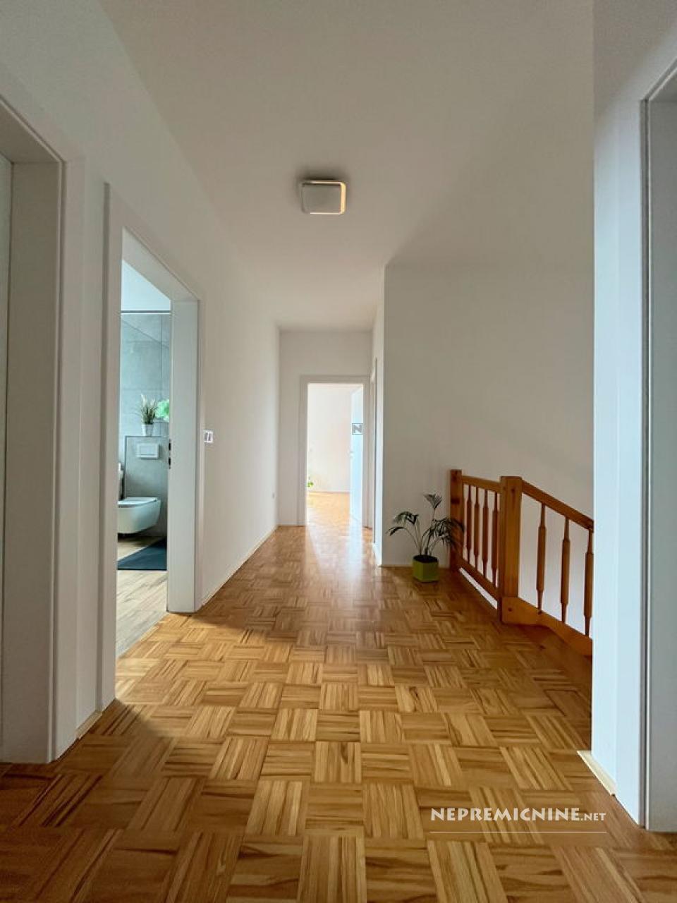 GMAJNICA, KOMENDA, 393 m2, samostojna, zgrajena l. 2001, adaptirana l. 2024, 933 m2 zemljišča, prostorna samostojna lesena hiša z veliko nadkrito teraso, - Slika 2