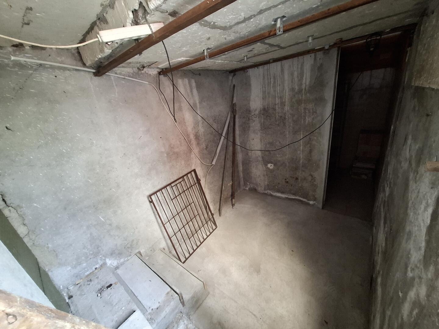 LJ, Novo Polje -hiša z vrtom, teraso in garažo v mirnem okolišu-izjemen potencial in takoj vseljivo - Slika 2