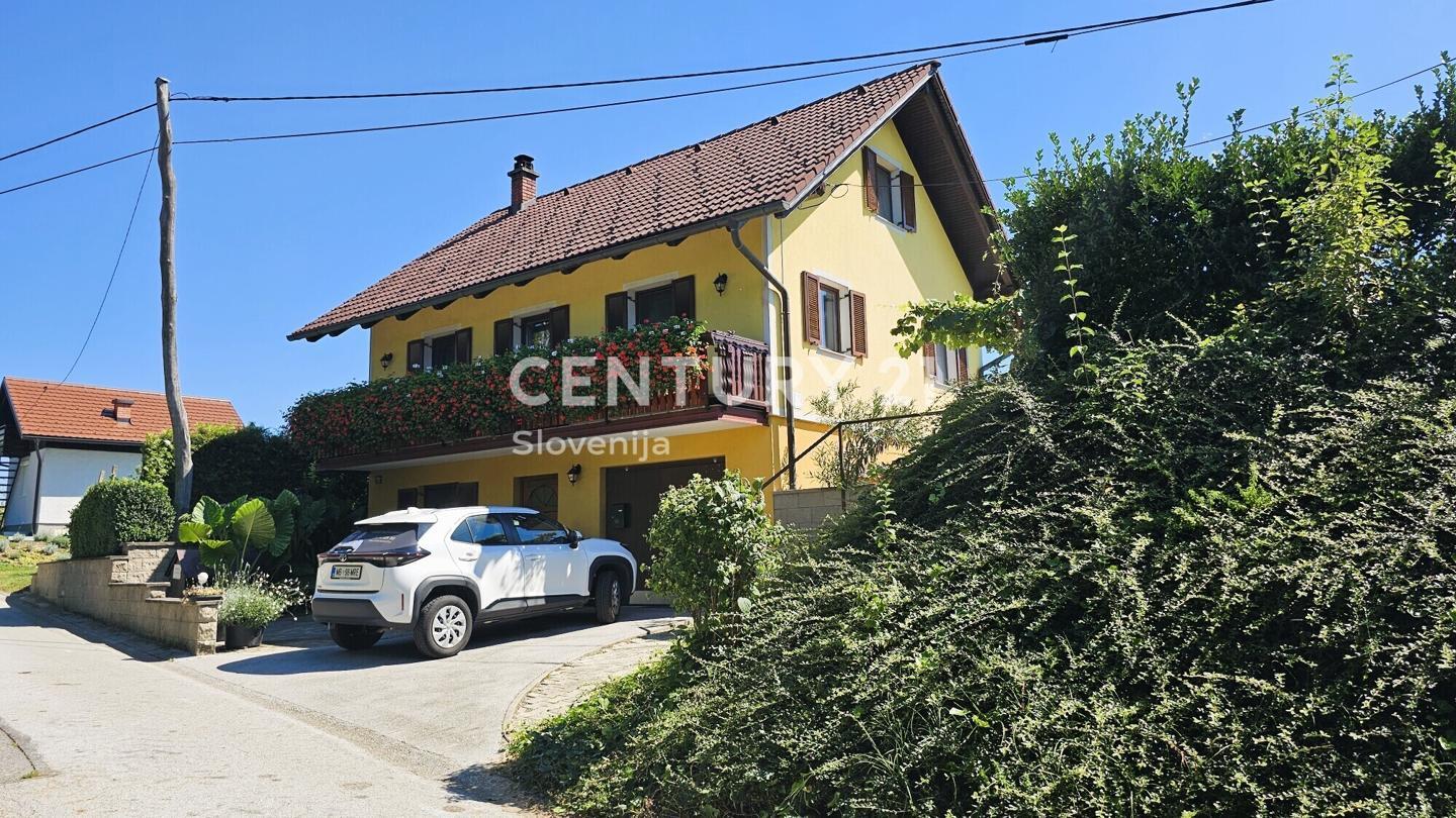 Na izjemno sončni in mirni lokaciji prodamo novejšo, lepo urejeno samostojno stanovanjsko hišo - Slika 1