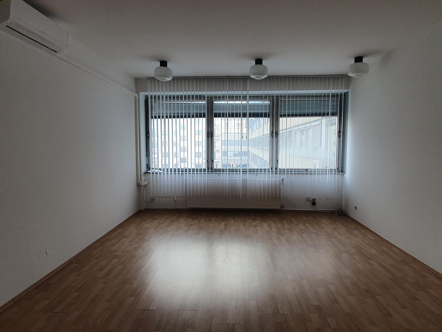 LJ. CENTER, 1000, KOLODVORSKA 7, 27,38 m2, pisarna, zgrajena l. 1970, adaptirana l. 2021, 2. nad., Na odlični lokaciji blizu RTV Slovenija oddamo poslovni prostor 27.38 m2, v 2. nadstropju poslovne stavbe primeren za pisarniško dejavnost oziroma mirno sto - Slika 3