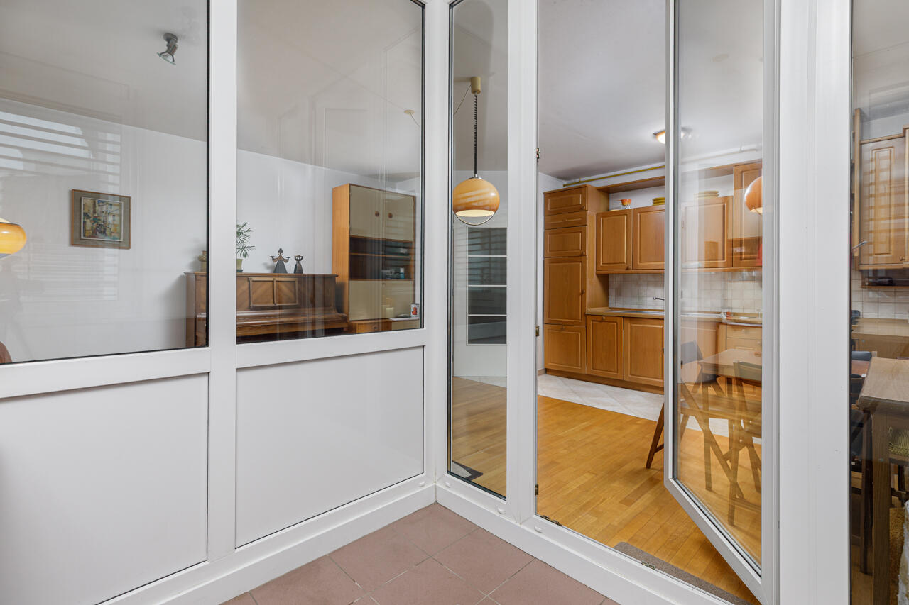 IZJEMNA PRILOŽNOST – PROSTORNO 2,5 SOBNO STANOVANJE Z GARAŽO NA NOVIH POLJANAH - Slika 30