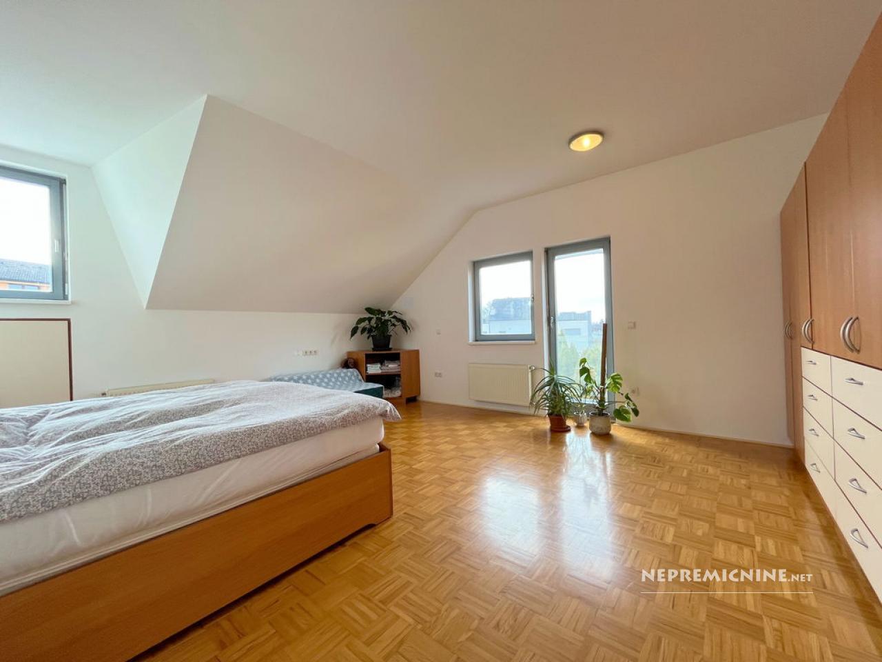 GMAJNICA, KOMENDA, 393 m2, samostojna, zgrajena l. 2001, adaptirana l. 2024, 933 m2 zemljišča, prostorna samostojna lesena hiša z veliko nadkrito teraso, - Slika 8