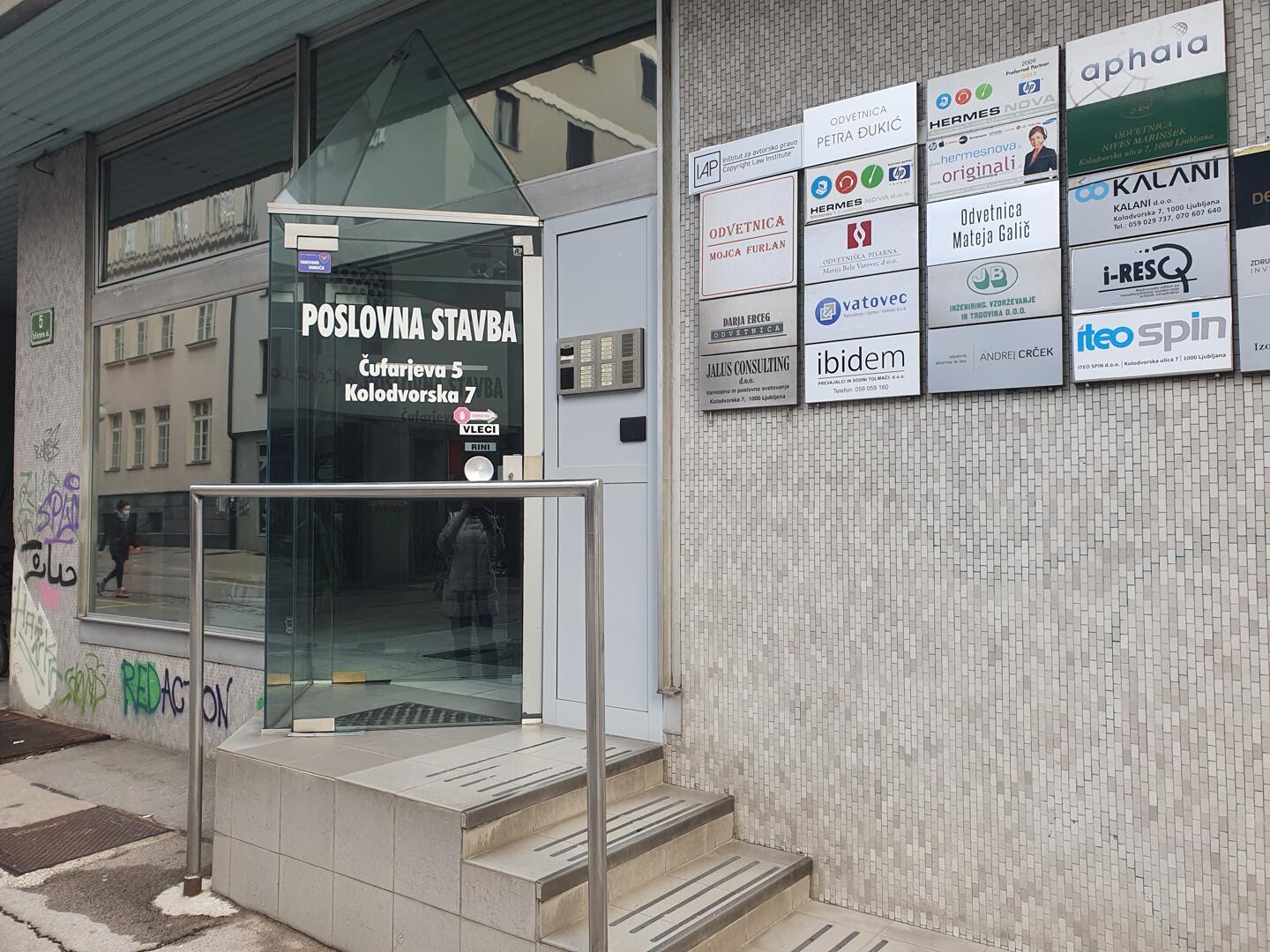 LJ. CENTER, 1000, KOLODVORSKA 7, 27,38 m2, pisarna, zgrajena l. 1970, adaptirana l. 2021, 2. nad., Na odlični lokaciji blizu RTV Slovenija oddamo poslovni prostor 27.38 m2, v 2. nadstropju poslovne stavbe primeren za pisarniško dejavnost oziroma mirno sto - Slika 1