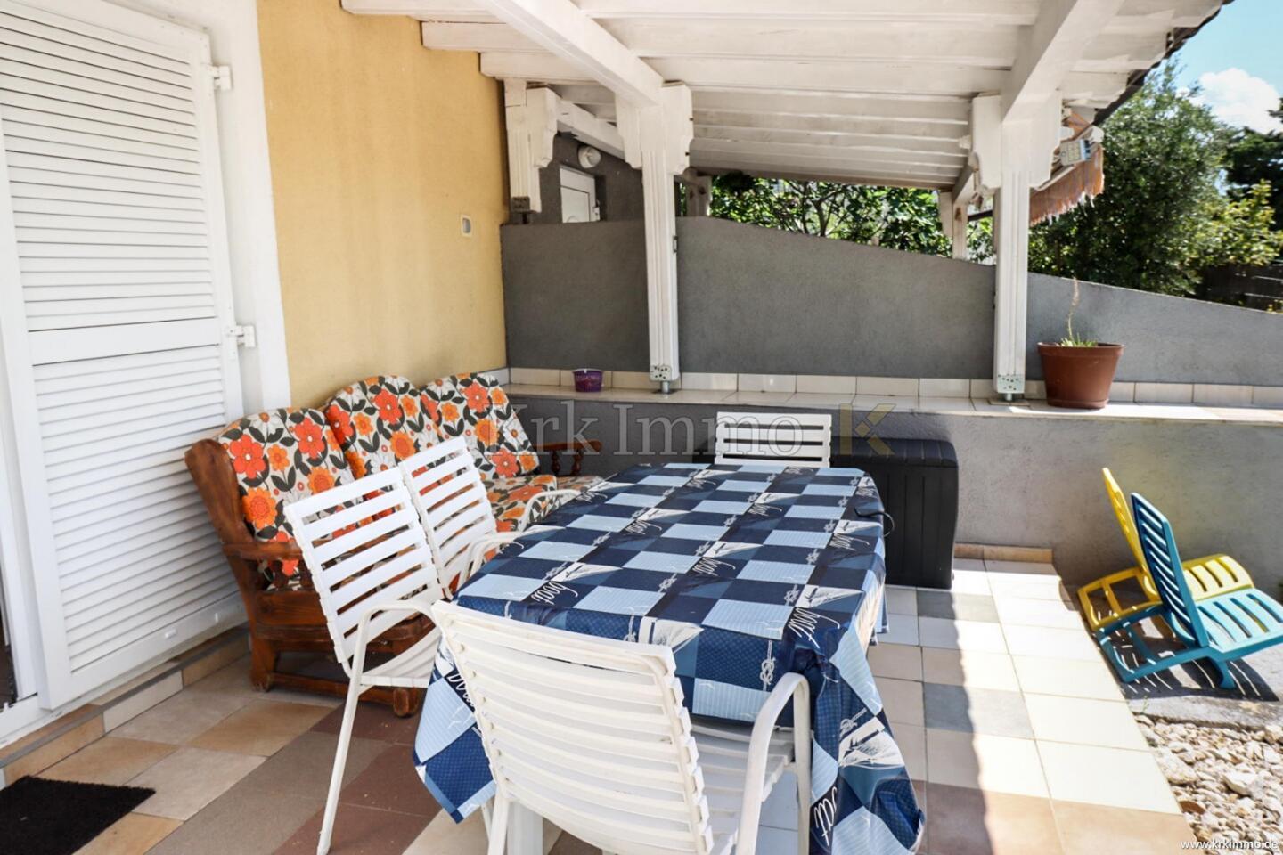 Krk: Opremljeno stanovanje v pritličju z vrtom - Slika 2