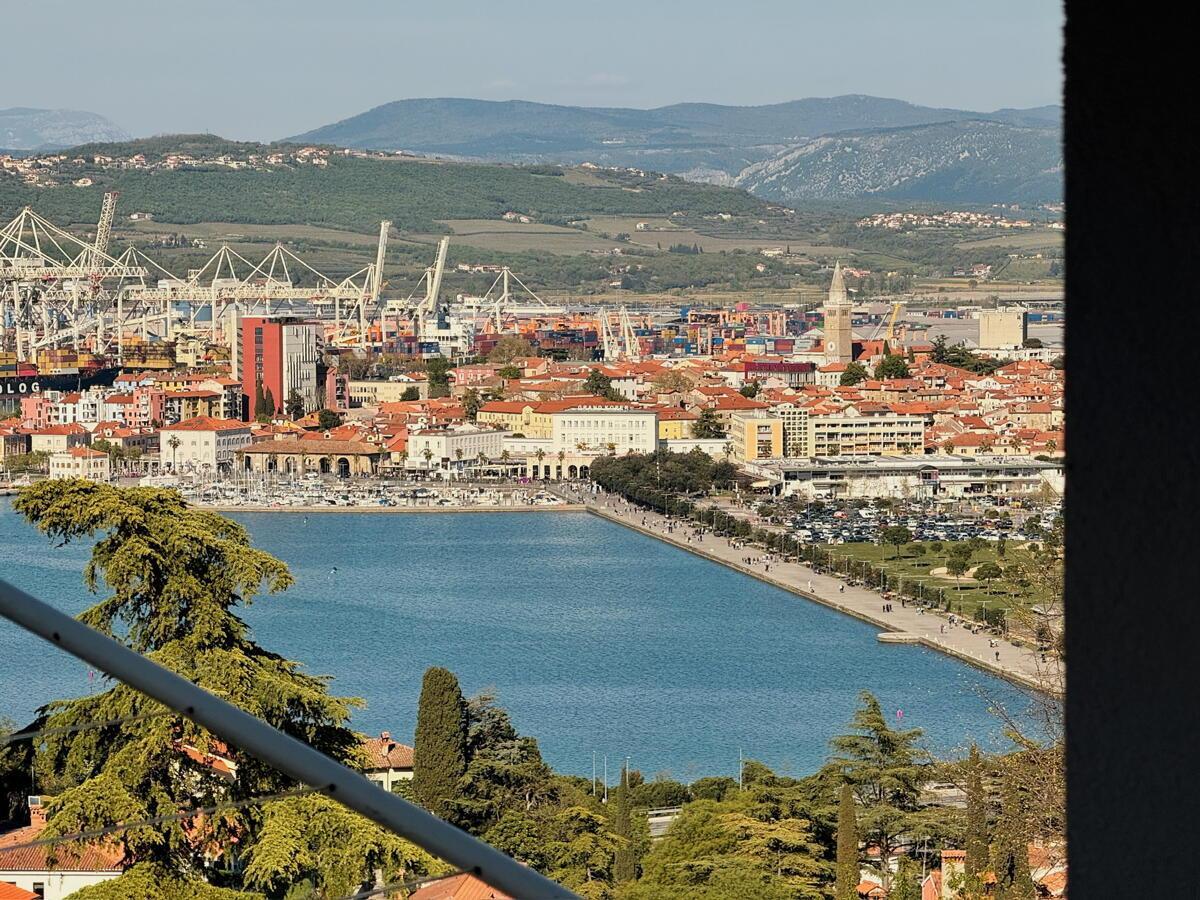 Koper / Markovec, Dolgoročno Oddamo svetlo, prostorno in moderno stanovanje s pogledom na morje! - Slika 1