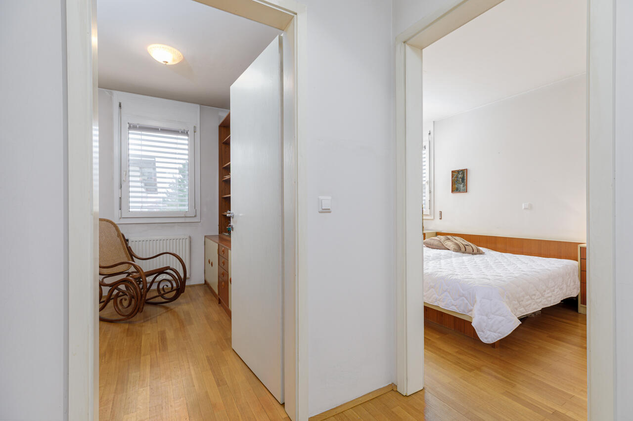 IZJEMNA PRILOŽNOST – PROSTORNO 2,5 SOBNO STANOVANJE Z GARAŽO NA NOVIH POLJANAH - Slika 5