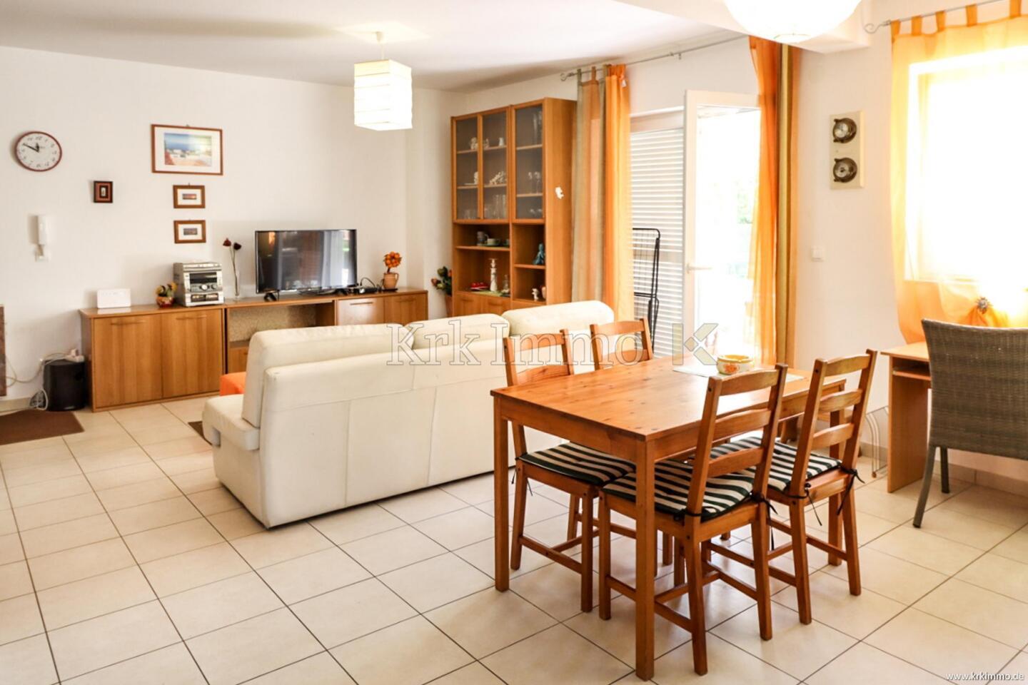 Krk: Opremljeno stanovanje v pritličju z vrtom - Slika 6