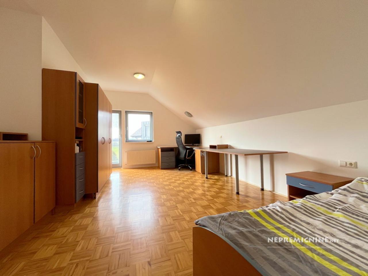 GMAJNICA, KOMENDA, 393 m2, samostojna, zgrajena l. 2001, adaptirana l. 2024, 933 m2 zemljišča, prostorna samostojna lesena hiša z veliko nadkrito teraso, - Slika 5