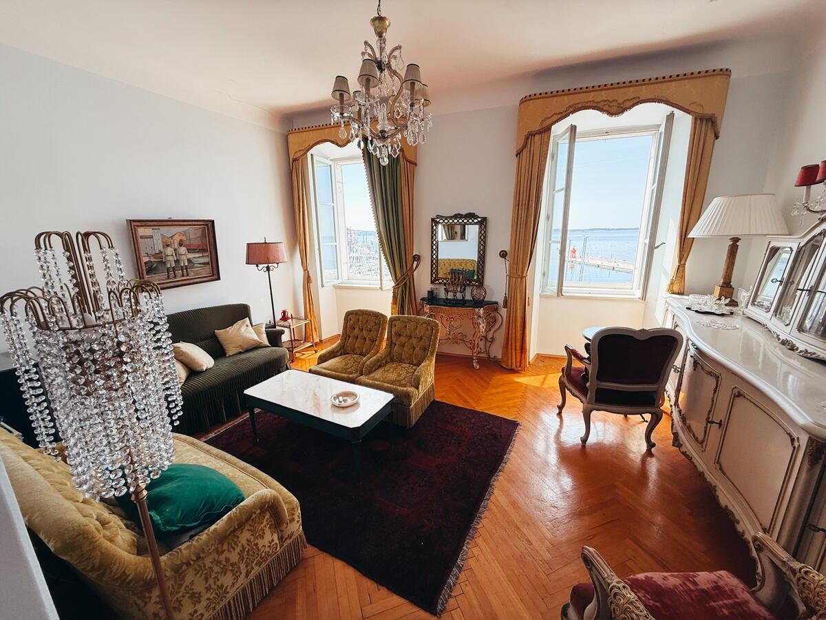 EKSKLUZIVNO STANOVANJE V ZGODOVINSKI PALAČI – PRVA VRSTA OB MORJU, PIRAN - Slika 9