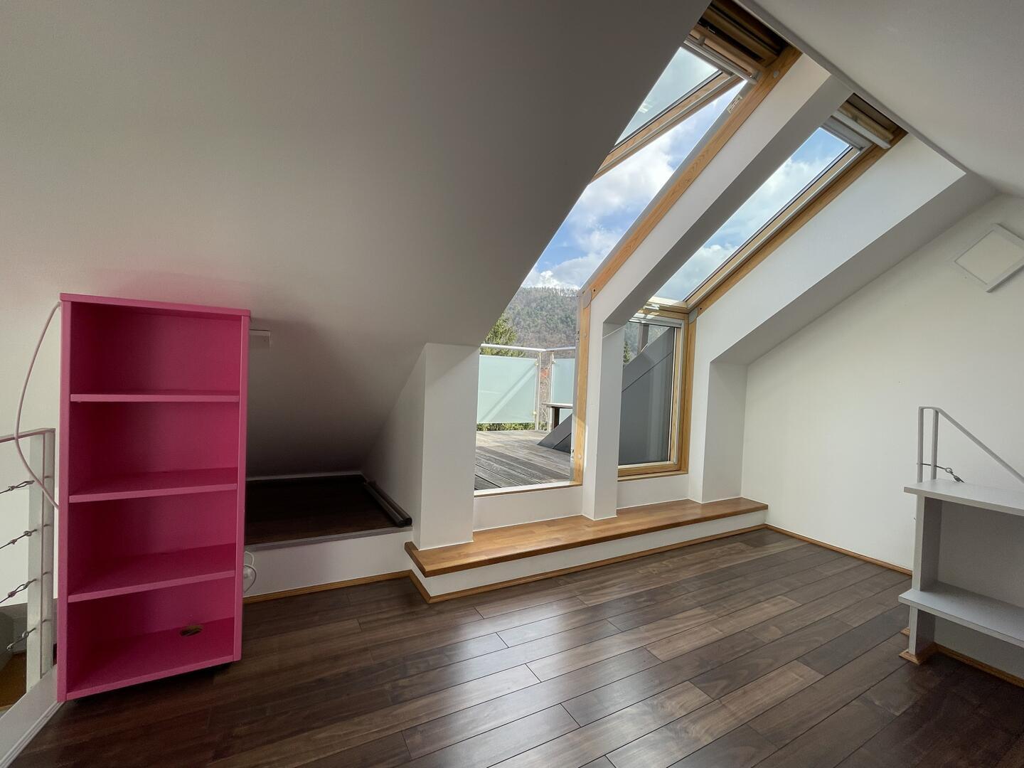 Svetla mansarda s 17 strešnimi okni, galerijo in parkirnim mestom - Slika 6